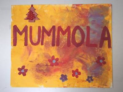 Maalaus keltaisissa ja punaisissa sävyissä. Kuvassa teksti Mummola ja kukkia.