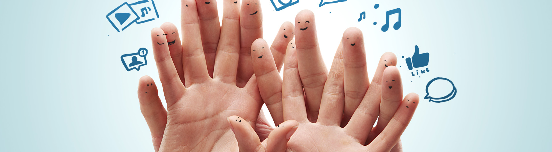 Neljä ihmisen kättä sormet limittäin ja niiden yläpuolella erilaisia merkkejä.