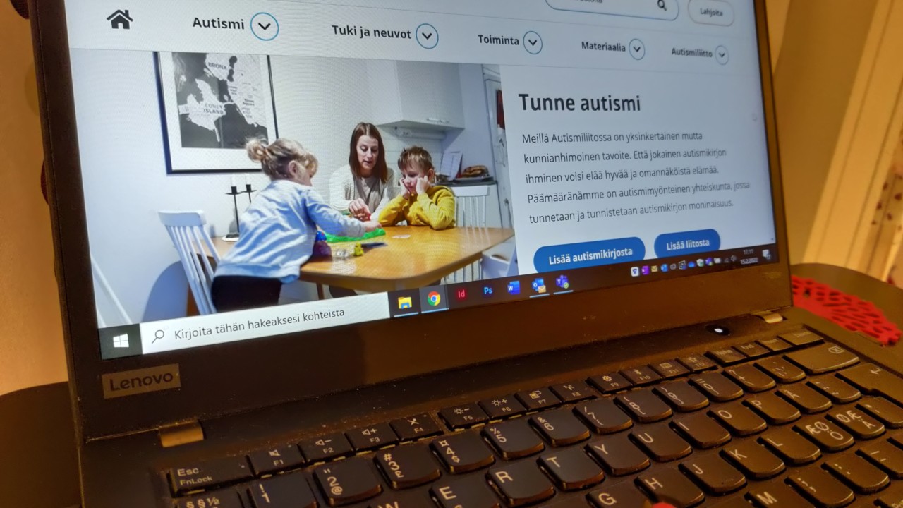 Kannettava tietokone, jossa auki Autismiliiton verkkosivut