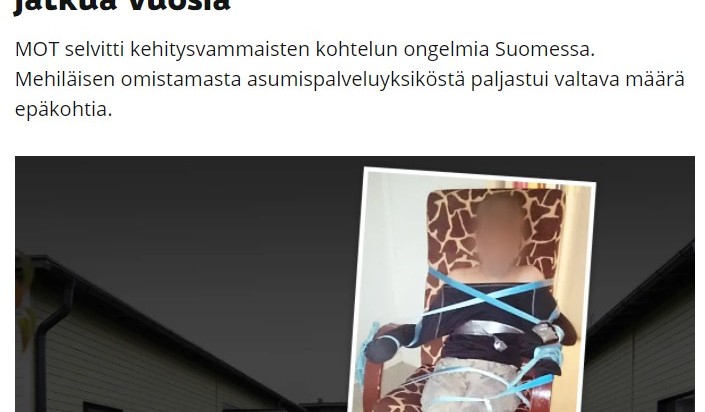 Kuvakaappaus Ylen MOT-ohjelmaan liittyvästä artikkelista. Kuvassa tuoliin teipattu lapsi.