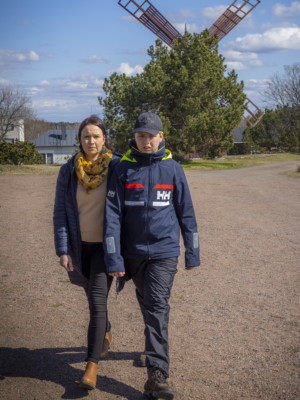 Sanna Raudaskoski ja Verner Nieminen kävelevät vierekkäin. Taustalla näkyy tuulimylly.