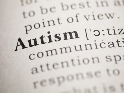 Kuva sanakirjan sivusta, jossa lihavoituna englanninkielinen sana Autism.