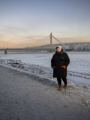 Paula Kivelä Rovaniemellä Jätkänkynttilän sillan taustalla jäisen joen varrella.