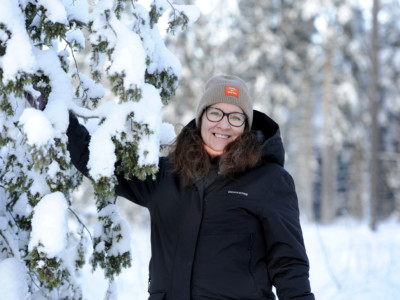 Susanna Virtanen lumisessa maisemassa.
