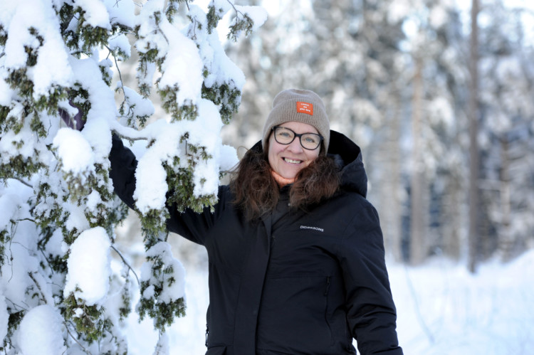 Susanna Virtanen lumisessa maisemassa.