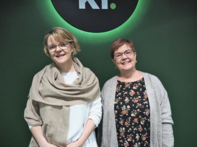Hanna Raaska ja Sari Kujanpää hymyilevät ja katsovat kameraan