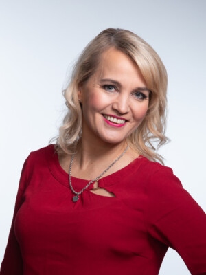 Satu Taiveaho hymyilee, studiokuva.