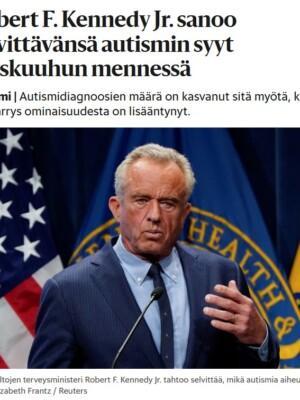 Uutiskuva, jossa Yhdysvalotjen terveysministeri Robert F. Kennedy, taustalla viralliset liput.