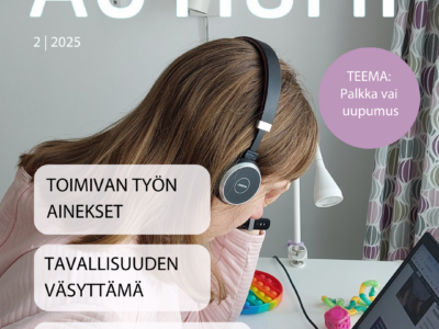 Kuvassa henkilö on työpöydän ääressä tietokoneella. Pöydällä stressileluja. Kuvassa myös Autismi-lehden logo, teema Palkka vai uupumus sekä tekstimuotoisia nostoja artikkeleiden otsikosta.