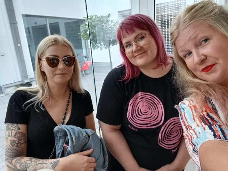 Kolme naista selfie-tyyppisessä kuvassa.