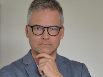 Jukka Vetoniemi katsoo kameraan.