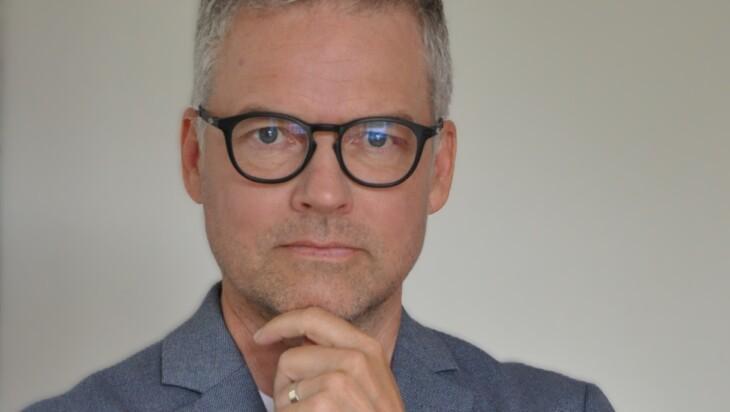 Jukka Vetoniemi katsoo kameraan.