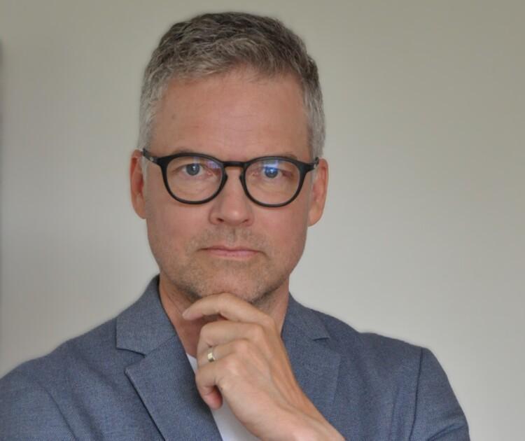 Jukka Vetoniemi katsoo kameraan.