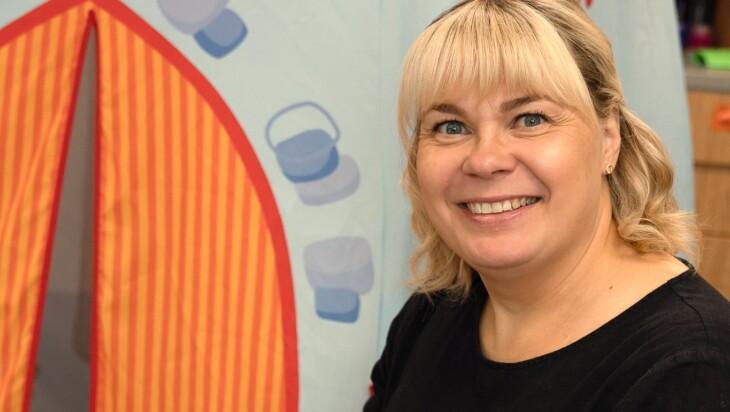 Eveliina Nikunlassi pitelee sylissään pehmolelua.