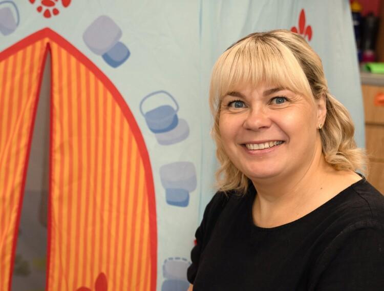 Eveliina Nikunlassi pitelee sylissään pehmolelua.
