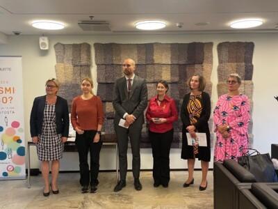 Kansanedustajat kannanottoa vastaaottamassa