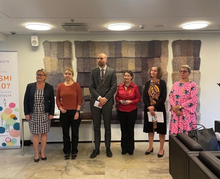 Kansanedustajat kannanottoa vastaaottamassa