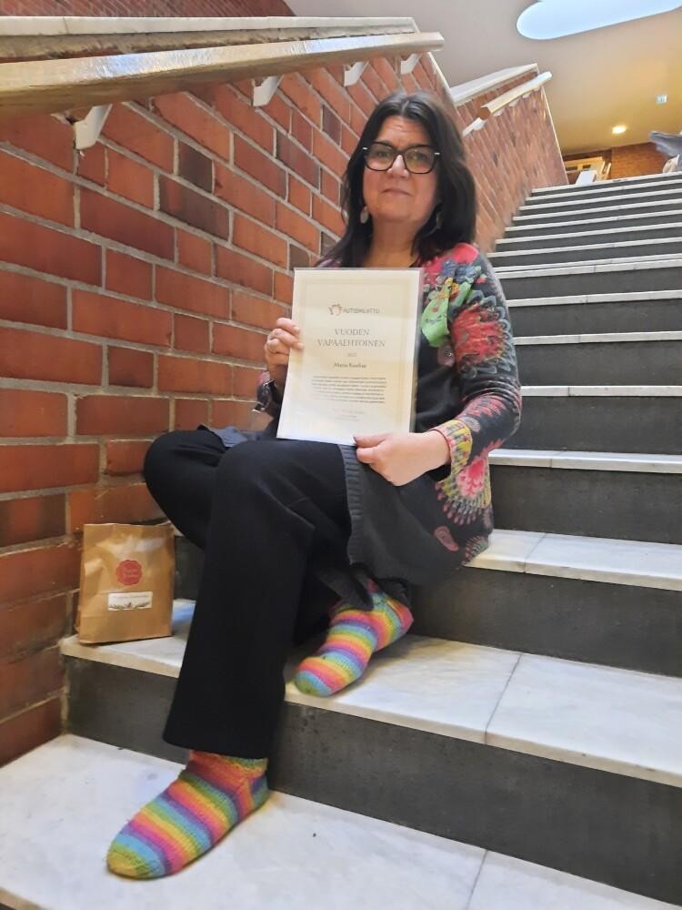 Maria Kuoksa ja Vuoden vapaaehtoisen kunniakirja