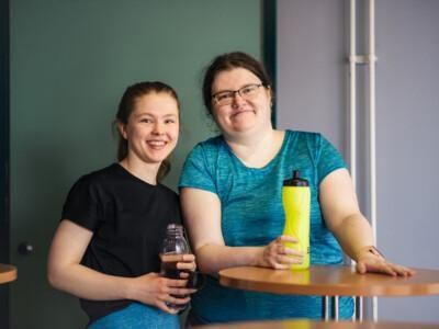 Maija Juhola ja Laura Rautio urheiluvaatteissa ja vesipulloineen.