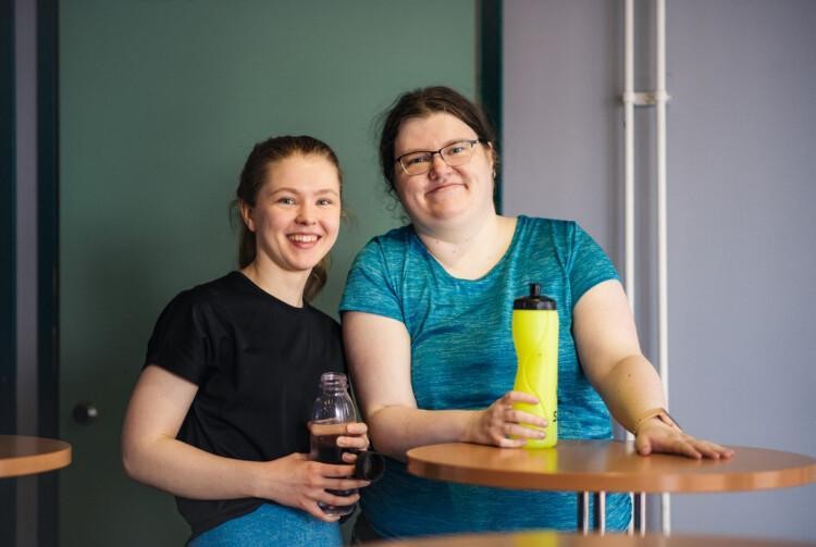 Maija Juhola ja Laura Rautio urheiluvaatteissa ja vesipulloineen.