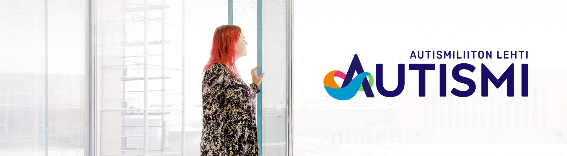 Punapäinen nainen katsoo lasiseinäikkunasta ulos, taustalla utuisena Eduskuntatalo ja Autismi-lehden logo