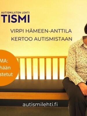 Virpi Hämeen-Anttila istuu penkin toisella laidalla. Kuvassa Autismi-lehden logo ja vinjetti, jossa lukee teema: Myöhään tunnistetut. Lisäksi otsikko Virpi Hämeen-Anttila puhuu autismistaan. ja Autismi-lehden www-osoite: autismilehti.fi