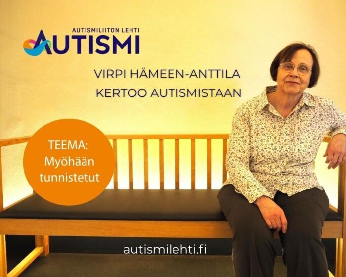 Virpi Hämeen-Anttila istuu penkin toisella laidalla. Kuvassa Autismi-lehden logo ja vinjetti, jossa lukee teema: Myöhään tunnistetut. Lisäksi otsikko Virpi Hämeen-Anttila puhuu autismistaan. ja Autismi-lehden www-osoite: autismilehti.fi