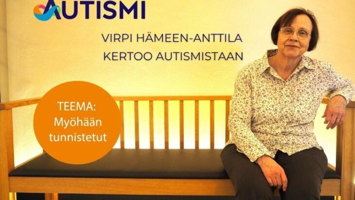 Virpi Hämeen-Anttila istuu penkin toisella laidalla. Kuvassa Autismi-lehden logo ja vinjetti, jossa lukee teema: Myöhään tunnistetut. Lisäksi otsikko Virpi Hämeen-Anttila puhuu autismistaan. ja Autismi-lehden www-osoite: autismilehti.fi