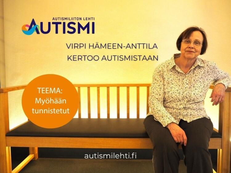 Virpi Hämeen-Anttila istuu penkin toisella laidalla. Kuvassa Autismi-lehden logo ja vinjetti, jossa lukee teema: Myöhään tunnistetut. Lisäksi otsikko Virpi Hämeen-Anttila puhuu autismistaan. ja Autismi-lehden www-osoite: autismilehti.fi